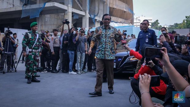 Bakal calon wakil presiden Mahfud MD tiba di RSPAD Gatot Soebroto, Jakarta, Minggu (22/10/2023).(CNBC Indonesia/Failsal Rahman)