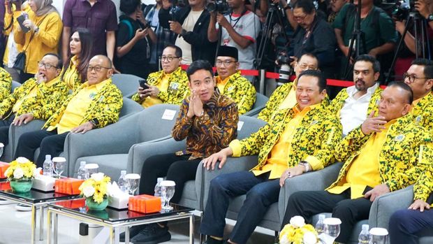 Wakil Ketua Umum Partai Golkar Bambang Soesatyo (Bamsoet) menyampaikan hasil Rapimnas Partai Golkar yang digelar Sabtu (21/10). Salah satunya adalah pengusungan nama Gibran Rakabuming sebagai calon wakil presiden (cawapres) yang mendampingi Prabowo di Pilpres 2024 mendatang.