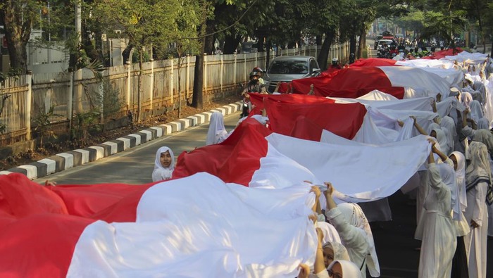 Dua ribu santri dari Ponpes Asshiddiqiyah mengibarkan bendera merah putih sepanjang 780 meter dalam kegiatan apel nasional di kawasan Kebon jeruk, Jakarta, Minggu (22/20/2023). Apel nasional ini dilaksanakan untuk memperingati Hari Santri Nasional yang jatuh setiap tanggal 22 Oktober. ANTARA FOTO/ Donny Aditra/Ak/nz