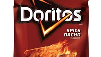 Doritos juga masuk ke dalam jajaran keripik terpedas di dunia lewat varian rasa Spicy Nacho Flavored Tortilla Chips. Rasa keripik tortila pedas dipadukan dengan gurih dari bumbu Doritos yang sedap. Foto: Pool/Site Photo