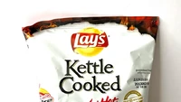 Lay’s kembali mengeluarkan varian keripik pedas yaitu Kettle Cooked Flamin’ Hot. Keripiknya sengaja dibuat garing dan dibalut bubuk cabai pedas. Foto: Pool/Site Photo