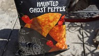  Kepedasan keripik Paqui sudah tak perlu diragukan lagi. Ada varian Paqui Haunted Ghost Pepper Tortilla Spicy Chips yang pedasnya dijamin bikin nangis. Foto: Pool/Site Photo