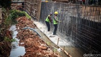 Petugas memperbaiki dinding turap di Kelurahan Pamulang Timur, Pamulang, Tangsel, Banten, Minggu (22/10/2023). 