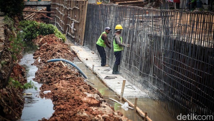 Cegah Banjir, Dinding Turap di Pamulang Tangsel Diperbaiki Dinding turap di Pamulang Timur, Tangsel, diperbaiki. Perbaikan dilakukan untuk mencegah banjir dan longsor.