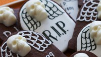 Sebuah konsep yang unik diterapkan pada kue kering yang satu ini. Menjelang perayaan halloween, ada kue kering berbentuk batu nisan. Foto: Womans Day