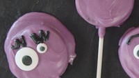 Ingin lebih menyeramkan? Kue berbentuk loli dengan desain muka monster ini juga bisa jadi pilihan sajian yang unik, lho. Foto: Womans Day