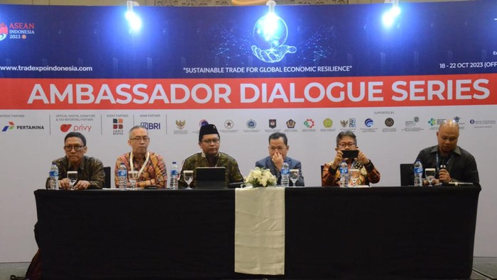 Duta Besar Republik Indonesia untuk Tunisia, Zuhairi Misrawi, jadi pembicara sesi Ambassador Dialogue Series dalam peningkatan ekspor ke negara-negara Non-Tradisional di Trade Expo Indonesia, ICE, BSD, Tangerang Selatan, (dok.ist)