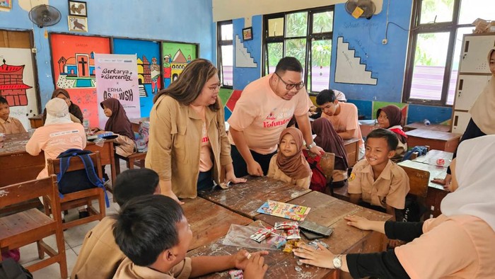 Edukasi Kesehatan untuk Pelajar SD Head of Erha As.U.Wsh Vergina Butar-Butar (Kiri) & Head of CSR & Corp Relations Arya Noble Group Oemar Saputra, pada saat melakukan mural bersama di Taman Baca Jendela Dunia Cikarang (21/10). Kegiatan ini merupakan rangkaian kegiatan 'Berkarya Bercerita X Erha As.U.Wsh' bersama dengan Komunitas Wish Friends untuk membantu meningkatkan daya imajinasi dan pendidikan literasi anak. Dalam kegiatan ini juga dilakukan edukasi terkait pencegahan perundungan antar anak.