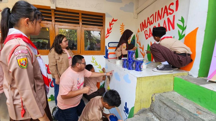 Edukasi Kesehatan untuk Pelajar SD Head of Erha As.U.Wsh Vergina Butar-Butar (Kiri) & Head of CSR & Corp Relations Arya Noble Group Oemar Saputra, pada saat melakukan mural bersama di Taman Baca Jendela Dunia Cikarang (21/10). Kegiatan ini merupakan rangkaian kegiatan 'Berkarya Bercerita X Erha As.U.Wsh' bersama dengan Komunitas Wish Friends untuk membantu meningkatkan daya imajinasi dan pendidikan literasi anak. Dalam kegiatan ini juga dilakukan edukasi terkait pencegahan perundungan antar anak.