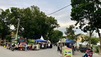 Angkringan dan para pedagang.