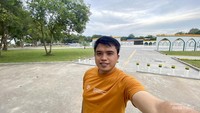 Berfoto di miniatur kakbah.