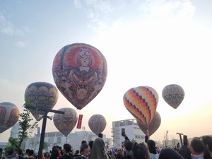Ada Banyak Balon Udara di Angkasa, Ini Bekasi Apa Cappadocia?
