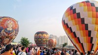 Berbeda dengan hari Minggu biasanya, memang banyak warga yang mempersiapkan hari ini demi bisa melihat pemandangan tak biasa tersebut.