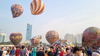 Tak hanya balon udara, pengunjung juga disuguhi tarian tradisional imblig dhem, tari topeng lengger Wonosobo, dan bazar kuliner UMKM.