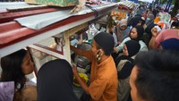 Bank Indonesia Sumbar bersama Bank Nagari menggelar festival tersebut dalam rangka mendukung UMKM khususnya pedagang sate dengan menyediakan 3.000 porsi sate yang dapat dibeli pengunjung hanya Rp 78 per porsi menggunakan QRIS. 