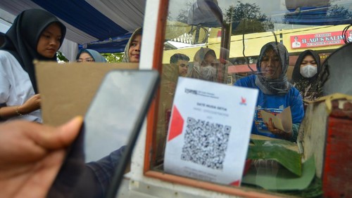 Sejumlah pengunjung membeli sate menggunakan QRIS saat digelarnya Festival QriSate Nagari di Padang, Sumatera Barat, Minggu (22/10/2023). Bank Indonesia Sumbar bersama Bank Nagari menggelar festival tersebut dalam rangka mendukung UMKM khususnya pedagang sate dengan menyediakan 3.000 porsi sate yang dapat dibeli pengunjung hanya Rp78 per porsi menggunakan QRIS.  ANTARA FOTO/Iggoy el Fitra