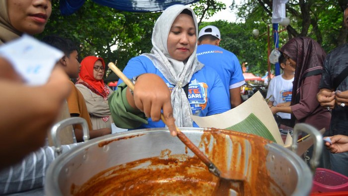 Sejumlah pengunjung membeli sate menggunakan QRIS saat digelarnya Festival QriSate Nagari di Padang, Sumatera Barat, Minggu (22/10/2023). Bank Indonesia Sumbar bersama Bank Nagari menggelar festival tersebut dalam rangka mendukung UMKM khususnya pedagang sate dengan menyediakan 3.000 porsi sate yang dapat dibeli pengunjung hanya Rp78 per porsi menggunakan QRIS.  ANTARA FOTO/Iggoy el Fitra