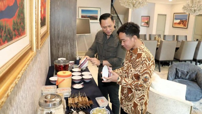 Gibran makan bubur bersama AHY