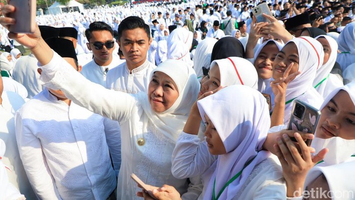 Gubernur Jawa Timur Khofifah Indar Parawansa usai apel Hari Santri di Tugu Pahlawan Surabaya, Minggu (22/10/2023).