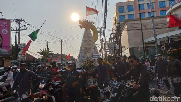 Gunungan bakia dalam Bakpia Day di Ngampilan, Jogja, Sabtu (21/10/2023).