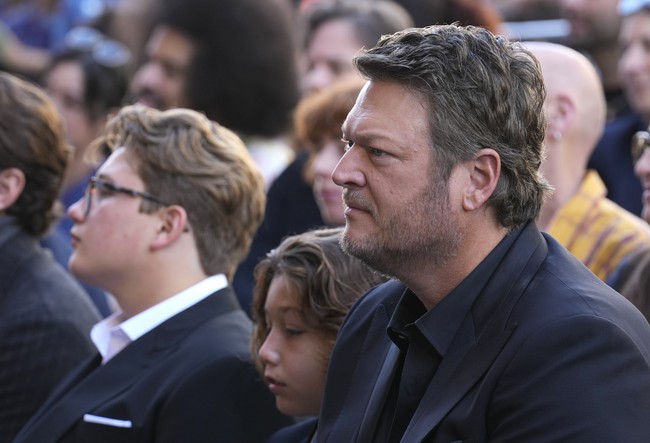 Blake juga muncul sekaligus memberikan pidato di acara tersebut. “Anak pertama memang mirip ayah kandungnya, tapi adik-adiknya seperti anak Blake. Si bungsu dandanannya mirip Blake. Mereka menggemaskan,” kata netizen lainya. (Foto: Chris Pizzello/Invision/AP)