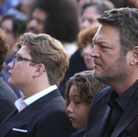 Blake juga muncul sekaligus memberikan pidato di acara tersebut. “Anak pertama memang mirip ayah kandungnya, tapi adik-adiknya seperti anak Blake. Si bungsu dandanannya mirip Blake. Mereka menggemaskan,” kata netizen lainya. (Foto: Chris Pizzello/Invision/AP)