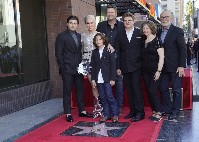 Adapun si bungsu Apollo, 9 tahun, memilih gaya semi kasual. Ia memadukan atasannya yang terdiri dari kemeja putih dan jas, dengan jeans dan boots. (Foto: Chris Pizzello/Invision/AP)