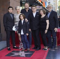 Adapun si bungsu Apollo, 9 tahun, memilih gaya semi kasual. Ia memadukan atasannya yang terdiri dari kemeja putih dan jas, dengan jeans dan boots. (Foto: Chris Pizzello/Invision/AP)