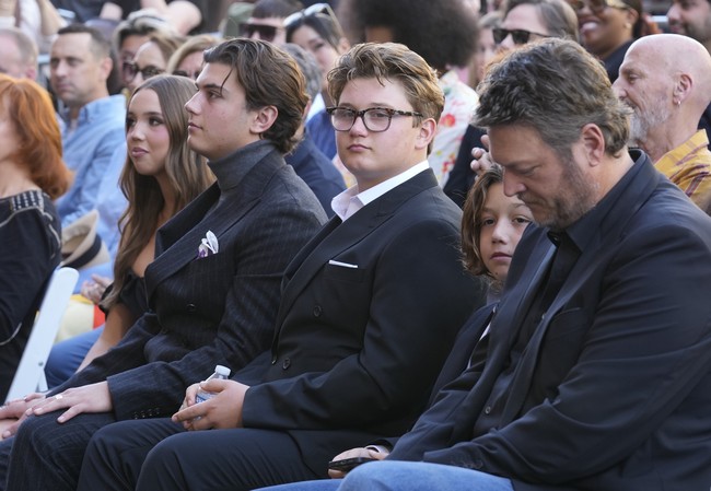 Putra sulungnya sangat mirip dengan Gavin, komentar seorang netizen. Namun, tak sedikit pula yang sepakat ada kemiripan dengan Blake Shelton, penyanyi country yang berstatus sebagai kekasih Gwen. (Foto: Chris Pizzello/Invision/AP)