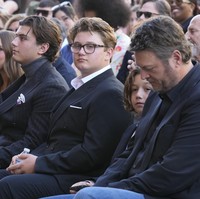 Putra sulungnya sangat mirip dengan Gavin, komentar seorang netizen. Namun, tak sedikit pula yang sepakat ada kemiripan dengan Blake Shelton, penyanyi country yang berstatus sebagai kekasih Gwen. (Foto: Chris Pizzello/Invision/AP)