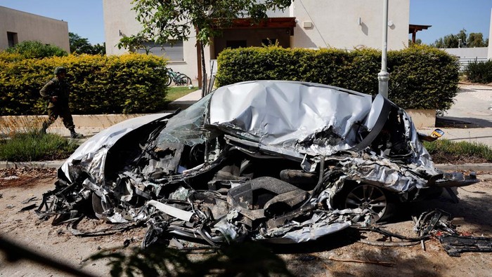Hamas Serang Kibbutz Kissufim Israel, Begini Kerusakannya An Israeli soldier walks by the remains of a building, following a deadly infiltration by Hamas gunmen from the Gaza Strip, in Kibbutz Kissufim in southern Israel October 21, 2023. REUTERS/Amir Cohen