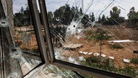Lubang peluru pasukan Hamas menembus kaca dan jendela bangunan. 
