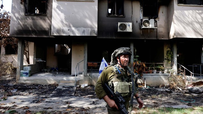 Hamas Serang Kibbutz Kissufim Israel, Begini Kerusakannya An Israeli soldier walks by the remains of a building, following a deadly infiltration by Hamas gunmen from the Gaza Strip, in Kibbutz Kissufim in southern Israel October 21, 2023. REUTERS/Amir Cohen