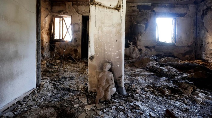 Hamas Serang Kibbutz Kissufim Israel, Begini Kerusakannya An Israeli soldier walks by the remains of a building, following a deadly infiltration by Hamas gunmen from the Gaza Strip, in Kibbutz Kissufim in southern Israel October 21, 2023. REUTERS/Amir Cohen