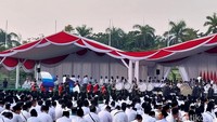 Puncak peringatan Hari Santri 2023 diselenggarakan di Tugu Pahlawan Surabaya, Minggu (22/10/2023). Selain dipadati oleh santri dan santriwati, para pemuda Barisan Ansor Serbaguna Nahdlatul Ulama (Banser) turut hadir guna memberi pengamanan sepanjang acara. Foto: Anisa Rizki Febriani