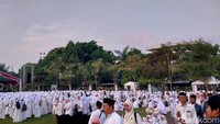 Pakaian serba putih yang dikenakan oleh santri dan santriwati ini mengubah kawasan Tugu Pahlawan Surabaya menjadi lautan putih. Foto: Anisa Rizki Febriani