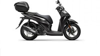 Bagi konsumen yang tidak terlalu suka dengan warna vetro tersebut, bisa memilih Honda SH125i 2024 versi warna lainnya, seperti Matt Pearl Cool White, yang menampilkan logo Honda dan SH pada bodyworknya. Foto: Dok. Honda