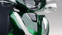 Fitur menonjol SH125i Vetro adalah bodywork hijau tembus pandang yang sebenarnya tidak dicat. Hasil dari proses produksi ini adalah efek seperti kaca berwarna hijau (vetro berarti kaca dalam bahasa Italia). Bodi ini diklaim ramah lingkungan dan berkontribusi kepada pengurangan emisi CO2 sebesar 9,5 persen selama satu tahun produksi. Foto: Dok. Honda