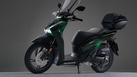 Dilihat dari tampilannya, motor matic ini juga sudah mendapatkan sejumlah aksesori touring, seperti windshield yang besar,  handguard transparan dan top box untuk membawa berbagai perlengkapan perjalanan. Foto: Dok. Honda