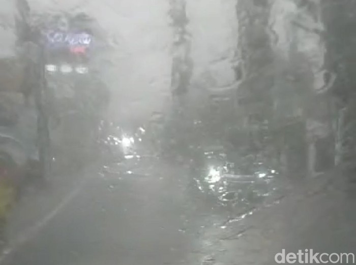 Hujan deras mengguyur kawasan Sarangan hingga Cemoro Sewu sekitar pukul 16.00 WIB. Sebelumnya, upaya pemadaman kebakaran dengan mobil Damkar juga sudah dilakukan.