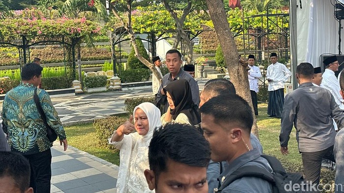 Iriana Jokowi usai apel Hari Santri di Tugu Pahlawan Surabaya, Minggu (22/10/2023).