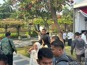 Isyarat Jempol Iriana Jokowi Pengiring Restu Gibran Cawapres