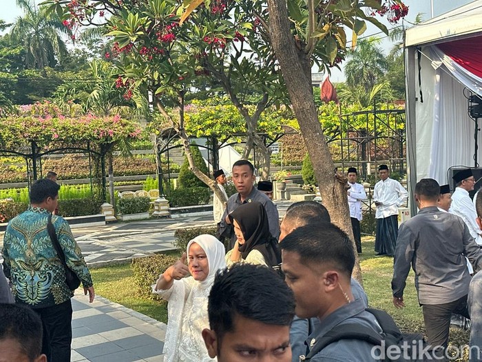 Iriana Jokowi usai apel Hari Santri di Tugu Pahlawan Surabaya, Minggu (22/10/2023).