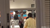 Irish Bella dan Ammar Zoni hadir di pembukaan pameran solo lukisan Sutjipto Adi. Keduanya sempat keliling bersama melihat pameran. Foto: Ahsan/detikHOT