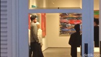 Irish Bella dan Ammar Zoni juga menyempatkan foto bersama di pameran. Selain itu, mereka juga meladeni permintaan foto pengunjung. Foto: Ahsan/detikHOT