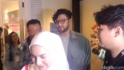 Momen Irish Bella dan Ammar Zoni Malam Minggu Bareng Lihat Pameran Lukisan
