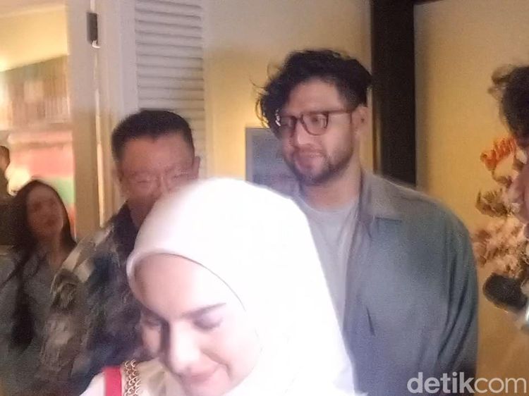 Momen Irish Bella dan Ammar Zoni Malam Minggu Bareng Lihat Pameran Lukisan