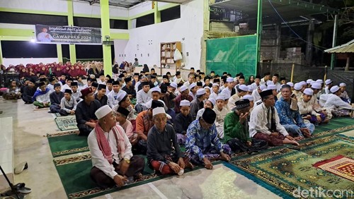Istigasah dalam rangka mendukung Gibran Rakabuming Raka menjadi cawapres Prabowo Subianto di Ponpes Nurul Ijtihad Al-Maarif Nahdaltul Ulama (NU) Lenser, Desa Kuta Mandalika, Kecamatan Pujut, Lombok Tengah, NTB, Sabtu malam (21/10/2023). (Foto: Helmy Akbar/detikBali)