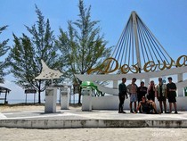 Jalan-jalan di Pulau Derawan