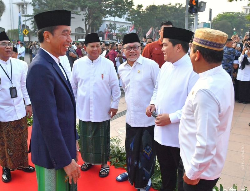 Momen Hangat Jokowi Tertawa Bareng Prabowo Erick Thohir Di Apel Hari Santri